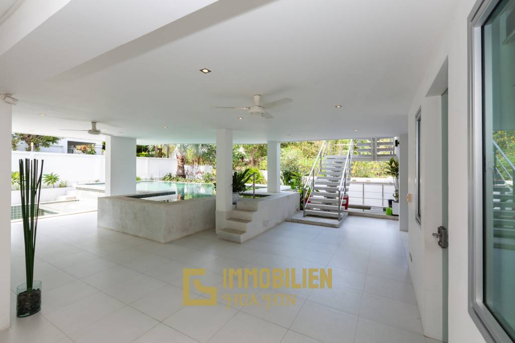 Modern 4 Bedroom Pool Villa Close to Town