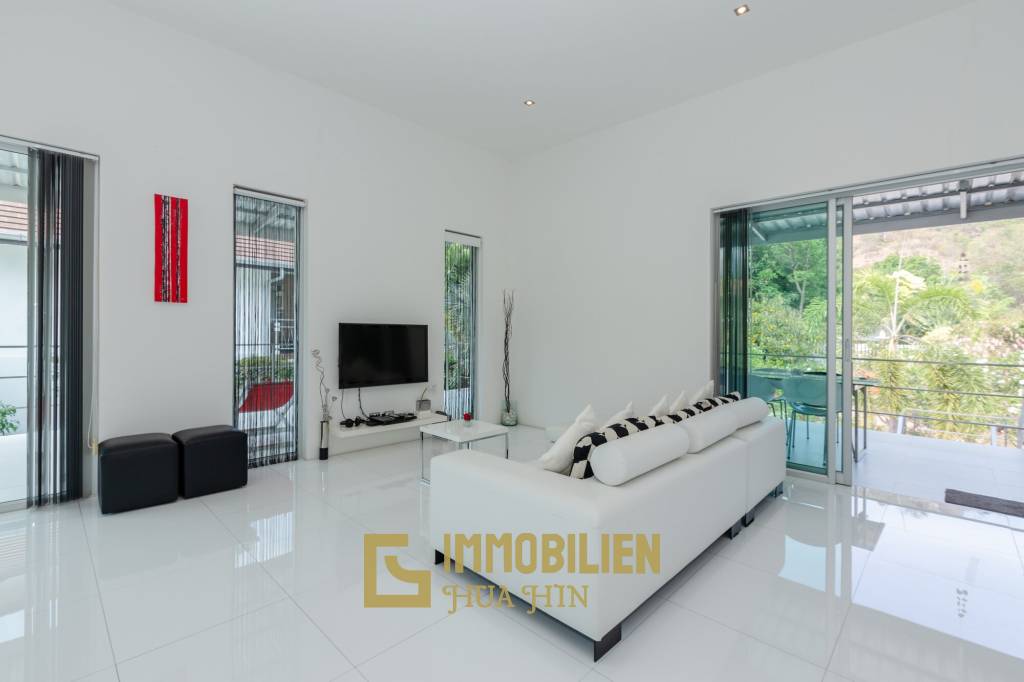 Modern 4 Bedroom Pool Villa Close to Town