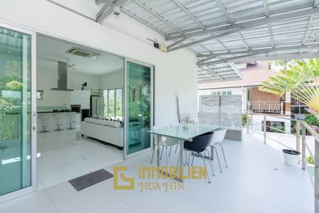 Modern 4 Bedroom Pool Villa Close to Town