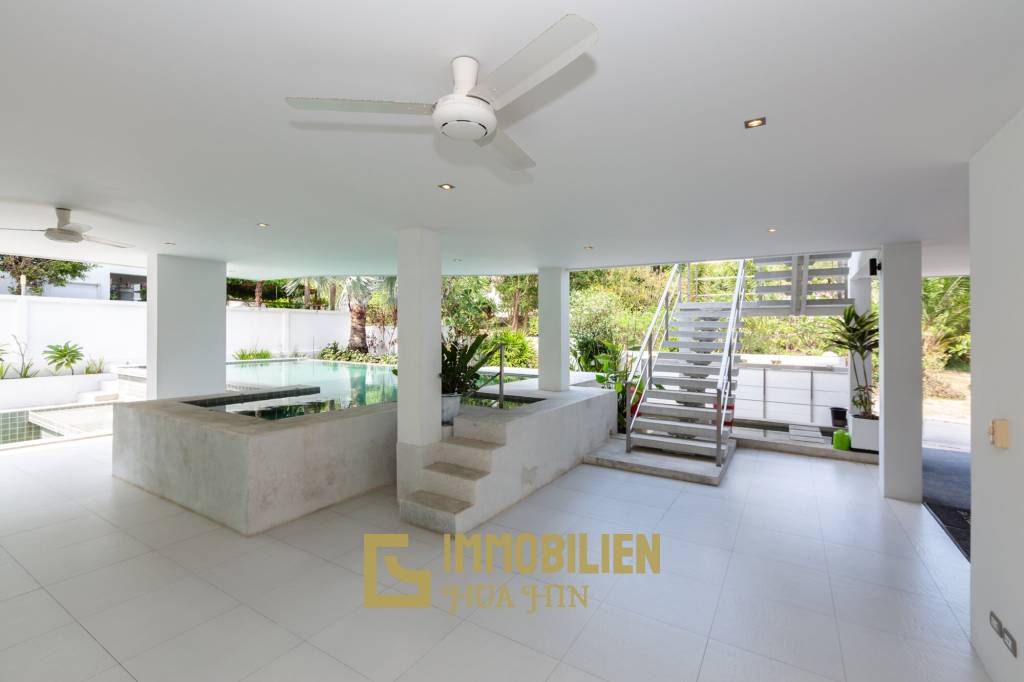 Modern 4 Bedroom Pool Villa Close to Town