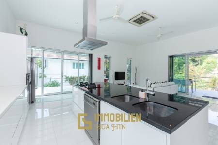 Modern 4 Bedroom Pool Villa Close to Town