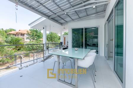 Modern 4 Bedroom Pool Villa Close to Town