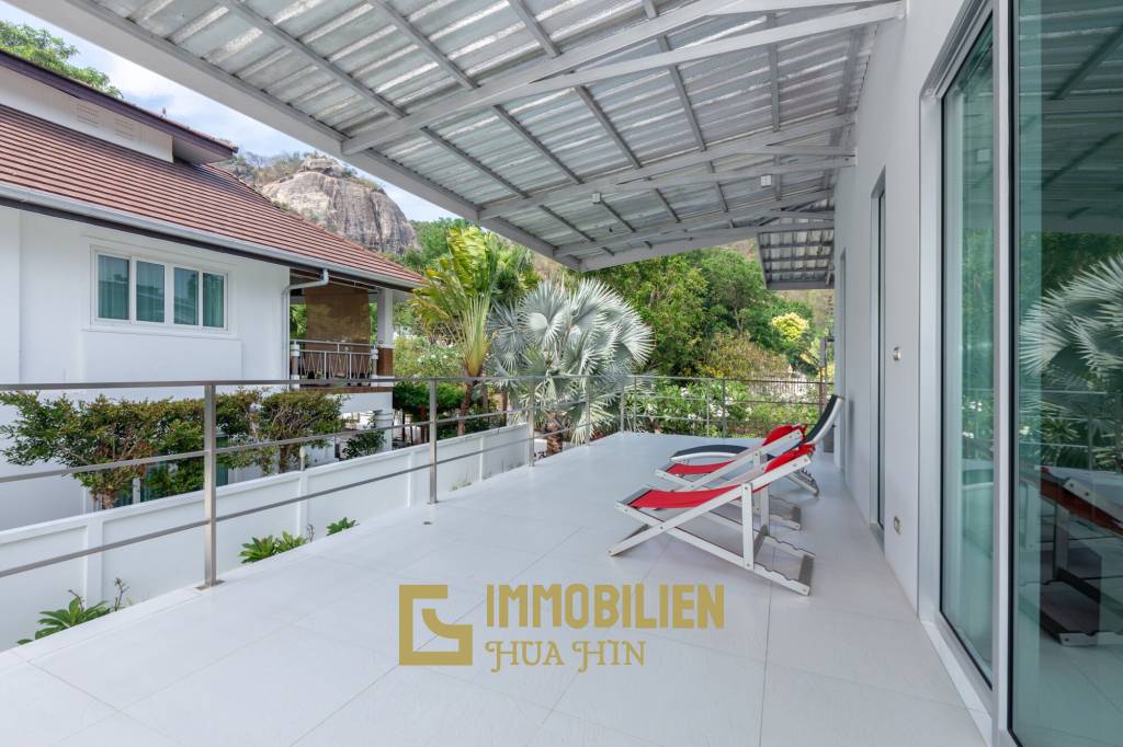 Modern 4 Bedroom Pool Villa Close to Town