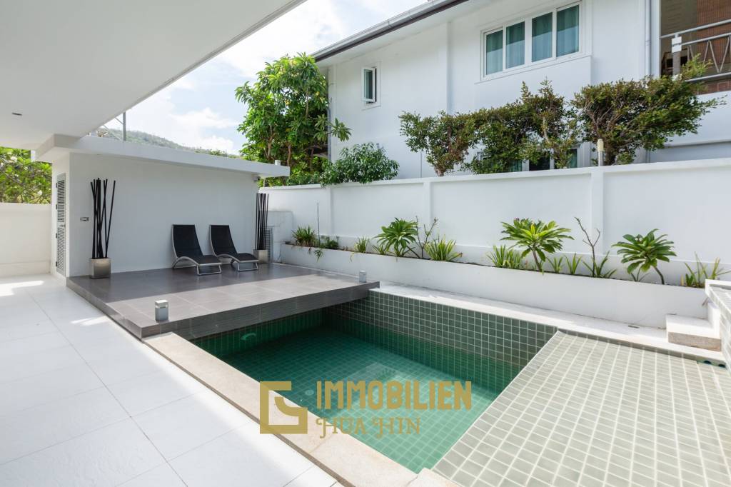 Modern 4 Bedroom Pool Villa Close to Town