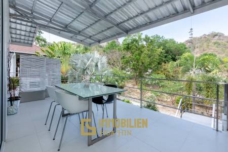 Modern 4 Bedroom Pool Villa Close to Town