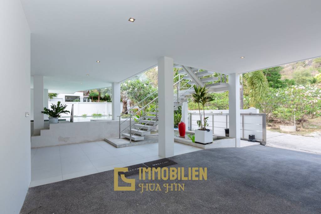 Modern 4 Bedroom Pool Villa Close to Town