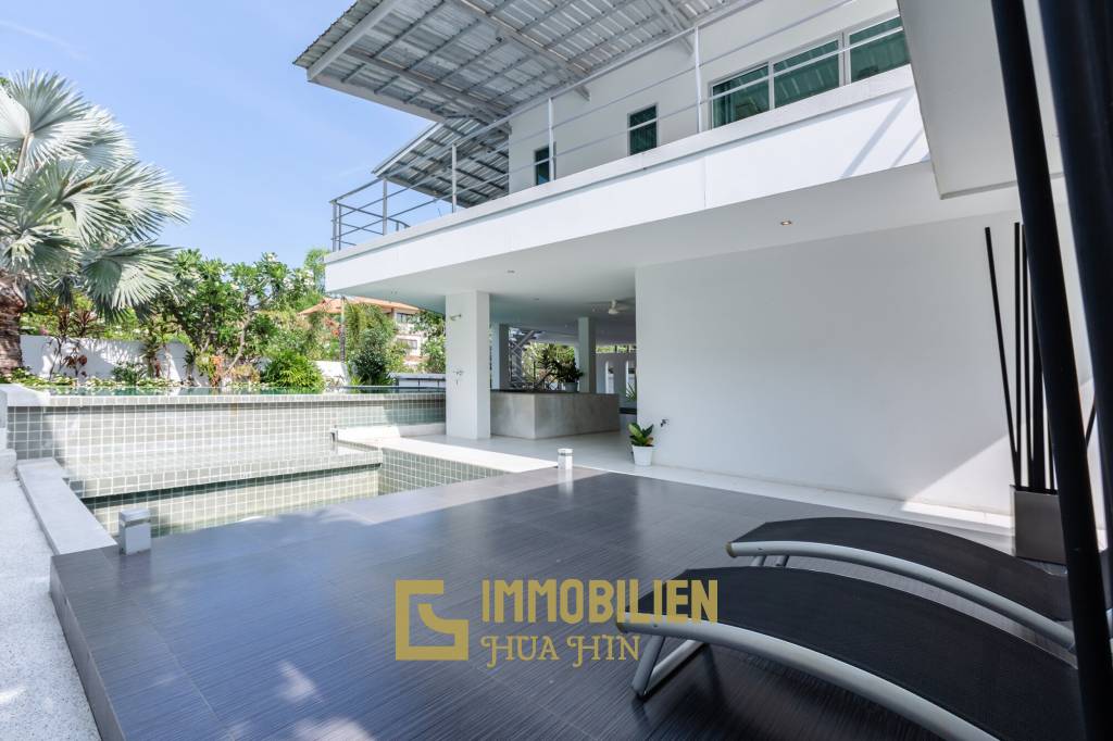 Modern 4 Bedroom Pool Villa Close to Town