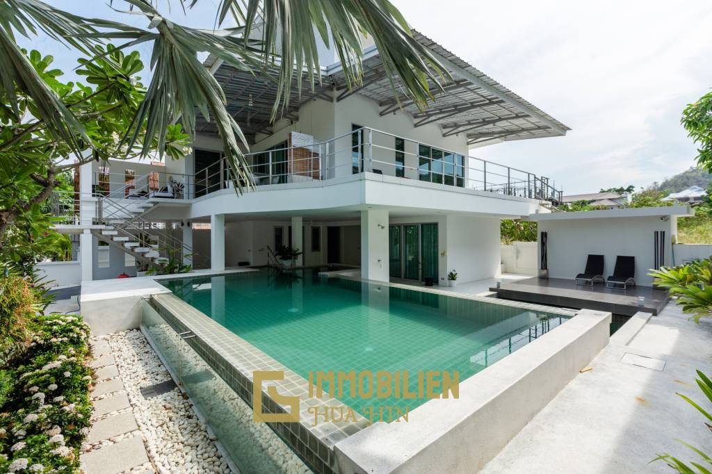 Modern 4 Bedroom Pool Villa Close to Town