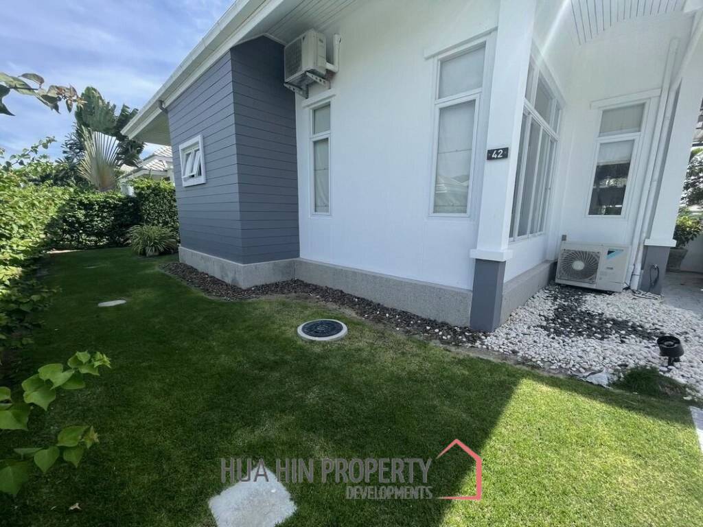 Black Mountain: Modern 3 Bed, 2 Bath Villa with extended Pool and Terrace Area