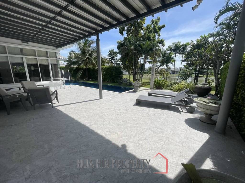 Black Mountain: Modern 3 Bed, 2 Bath Villa with extended Pool and Terrace Area