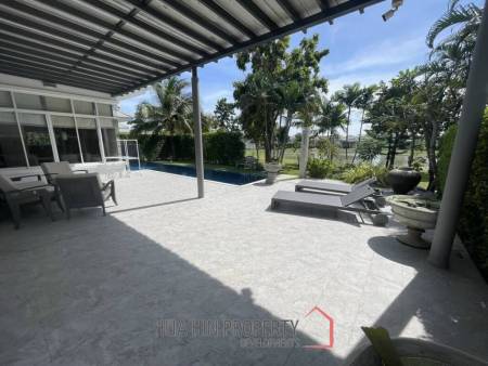 Black Mountain: Modern 3 Bed, 2 Bath Villa with extended Pool and Terrace Area