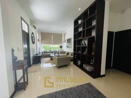 Black Mountain: Modern 3 Bed, 2 Bath Villa with extended Pool and Terrace Area