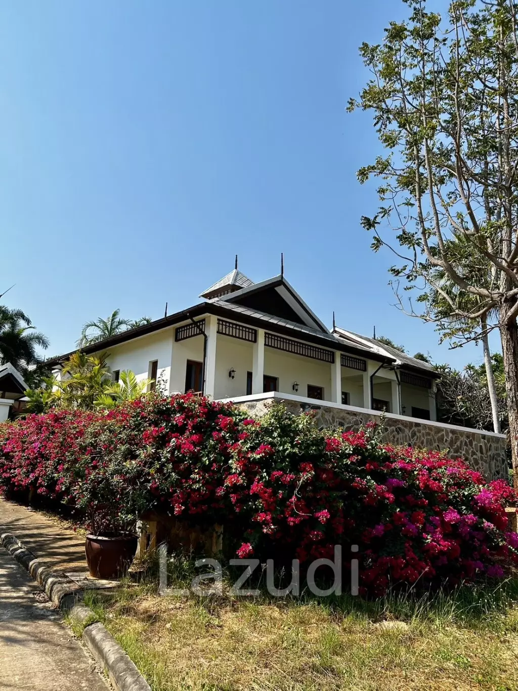 Stunning 3 beds 3 baths hillside Villa with Seaview