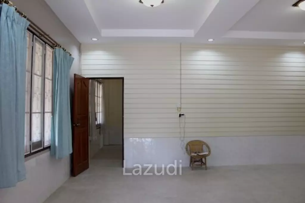 Land and House in city Center for Sale