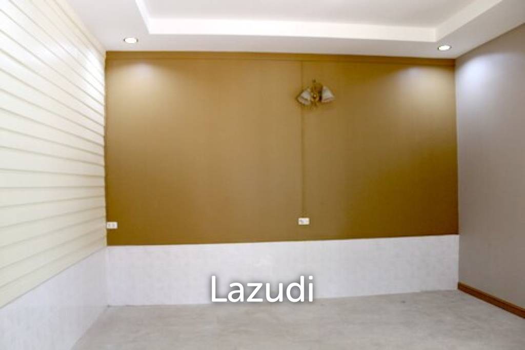Land and House in city Center for Sale