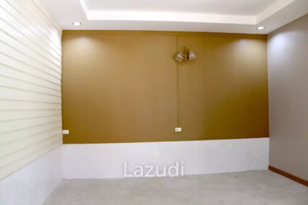 Land and House in city Center for Sale