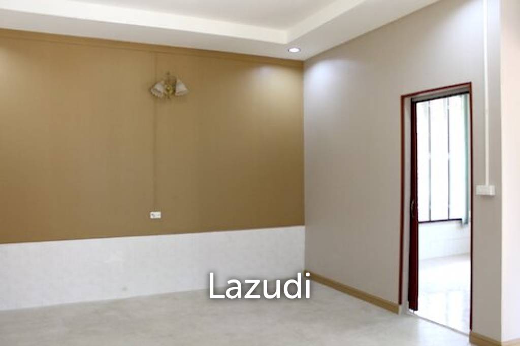 Land and House in city Center for Sale