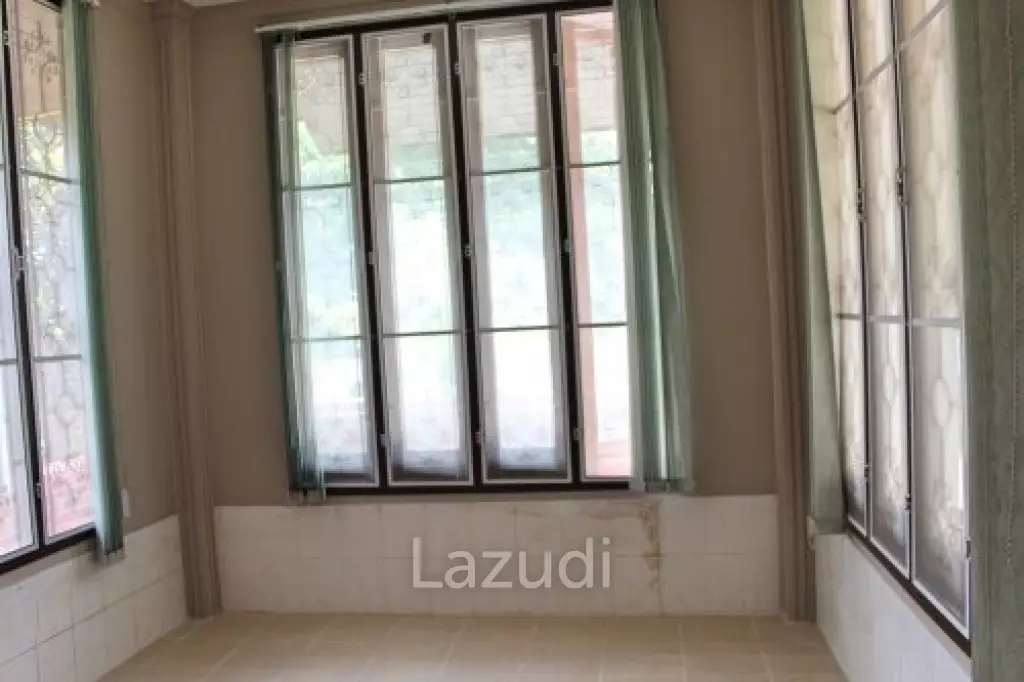 Land and House in city Center for Sale