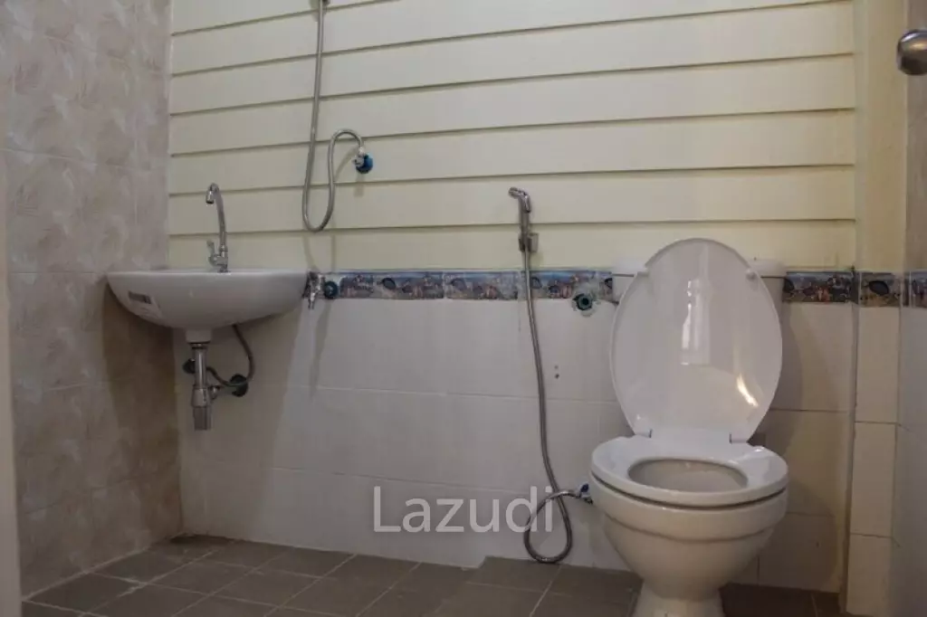 Land and House in city Center for Sale