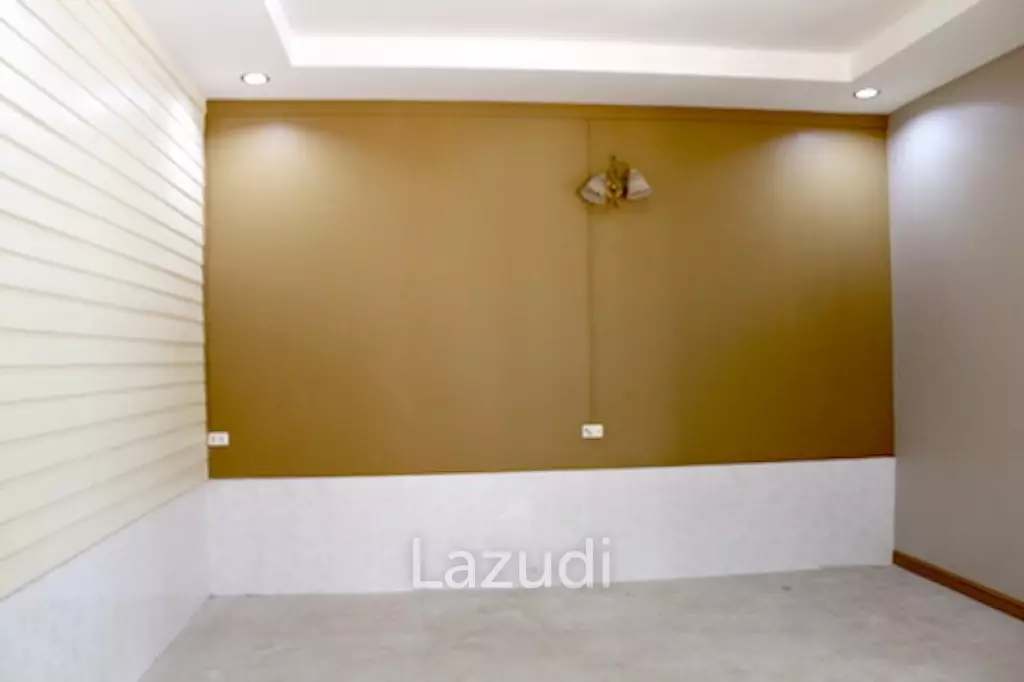 Land and House in city Center for Sale