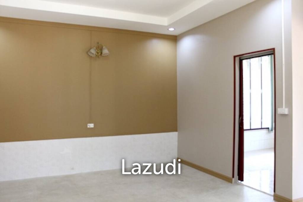 Land and House in city Center for Sale