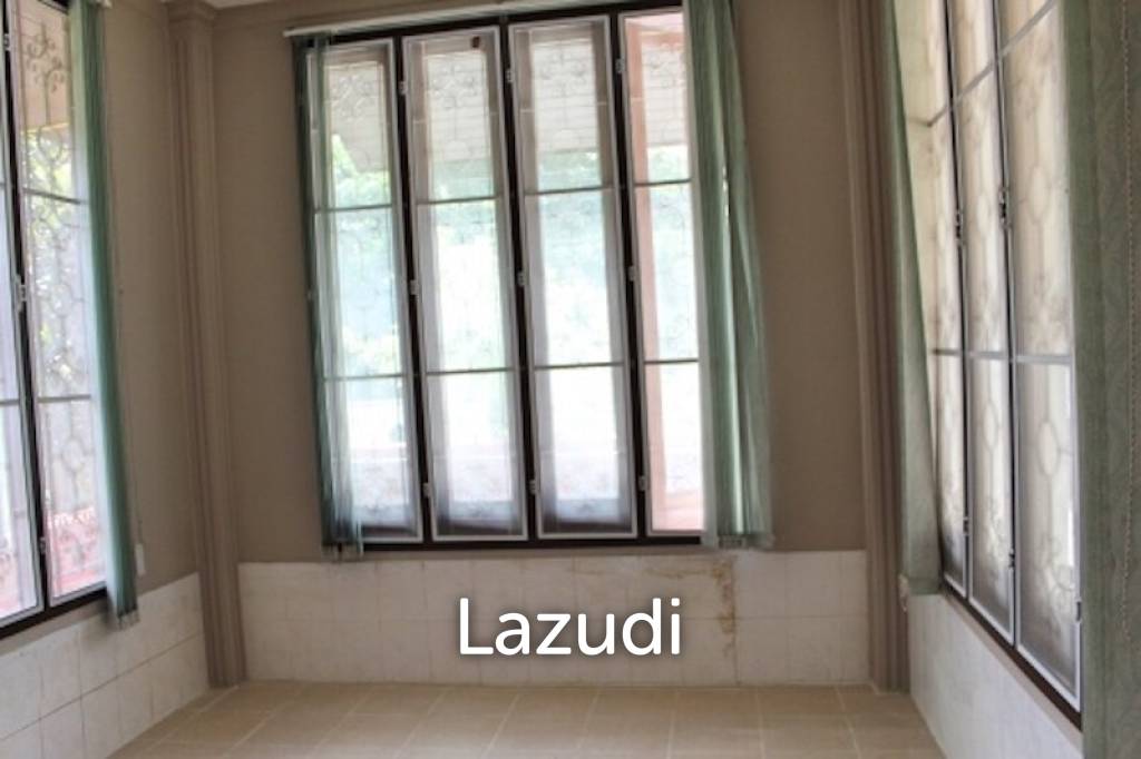 Land and House in city Center for Sale