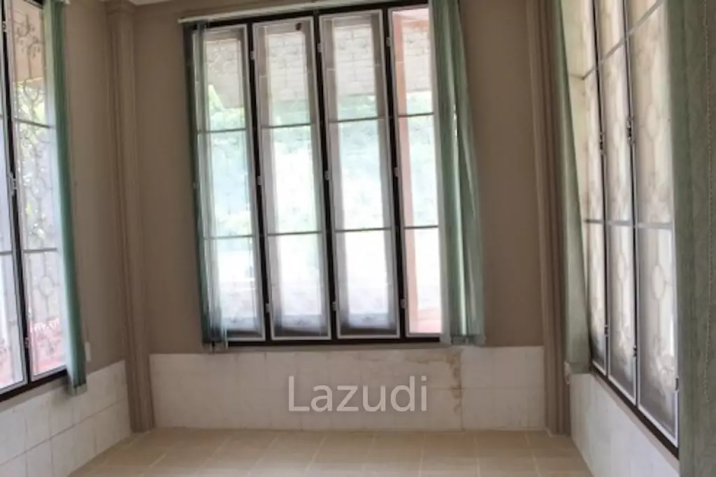 Land and House in city Center for Sale