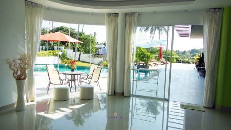 Beautiful 2-Bedroom with Pool Access near Promthep Cape, Rawai