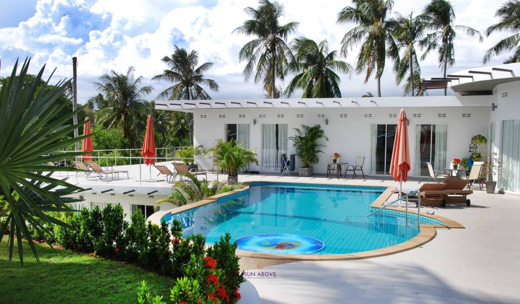 Beautiful 2-Bedroom with Pool Access near Promthep Cape, Rawai