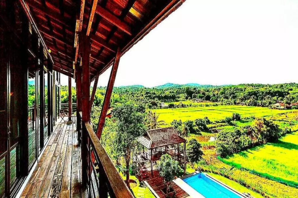 Luxury 4 Bedroom House with Infinity Pool