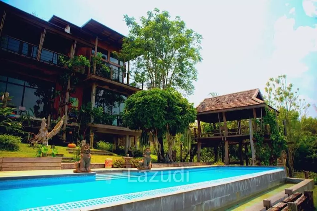 Luxury 4 Bedroom House with Infinity Pool