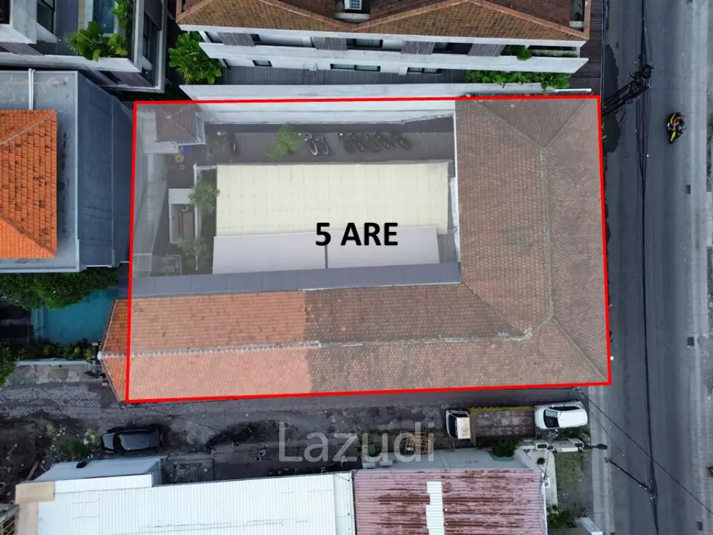 EXPANSIVE COMMERCIAL LAND IN BERAWA WITH BONUS BUILDING