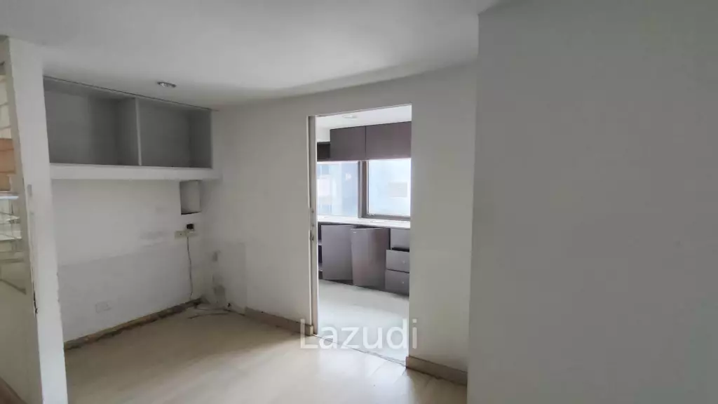 Ultra Prime Location Office Space for rent at Ploenchit