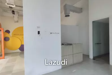 Ultra Prime Location Office Space for rent at Ploenchit