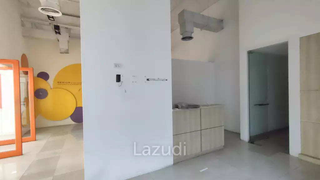 Ultra Prime Location Office Space for rent at Ploenchit