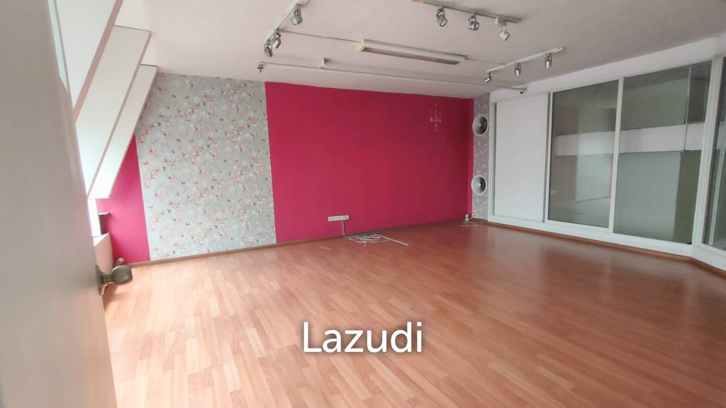 Ultra Prime Location Office Space for rent at Ploenchit