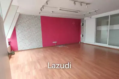 Ultra Prime Location Office Space for rent at Ploenchit