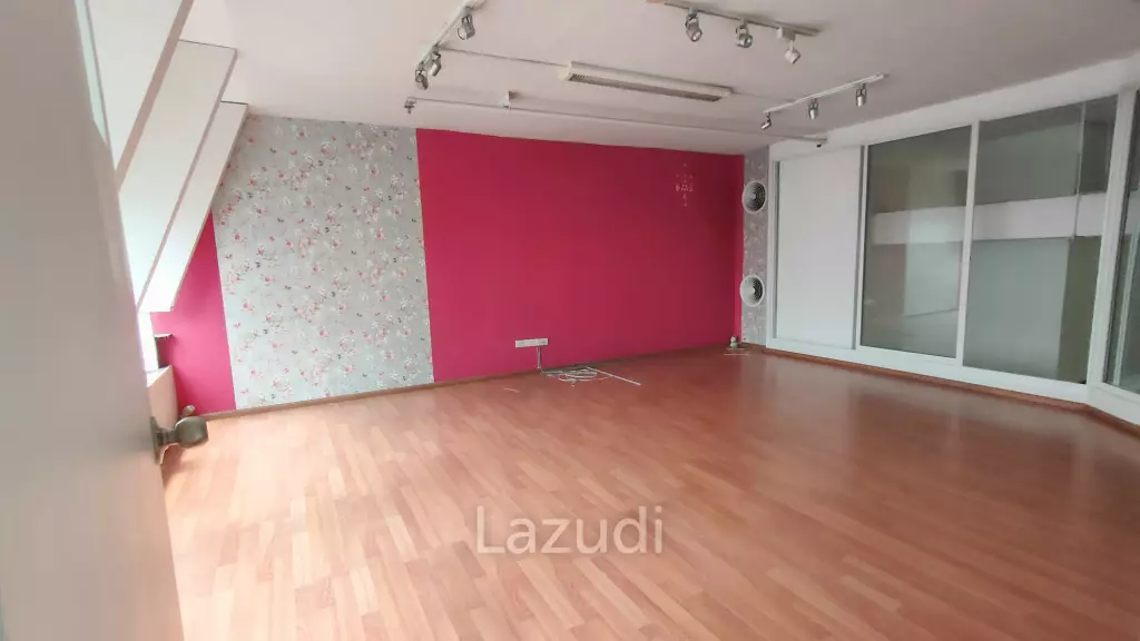 Ultra Prime Location Office Space for rent at Ploenchit