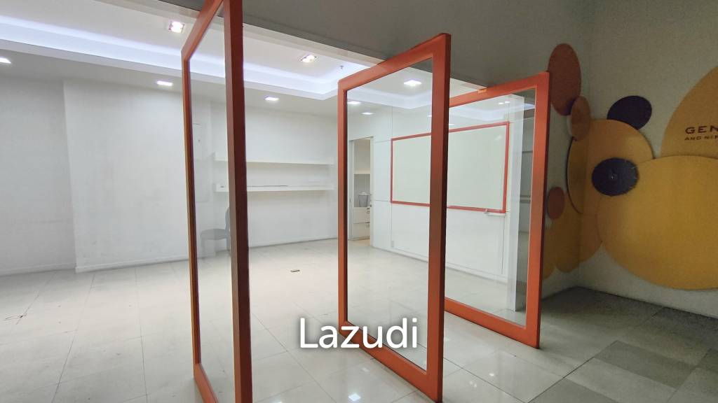 Ultra Prime Location Office Space for rent at Ploenchit
