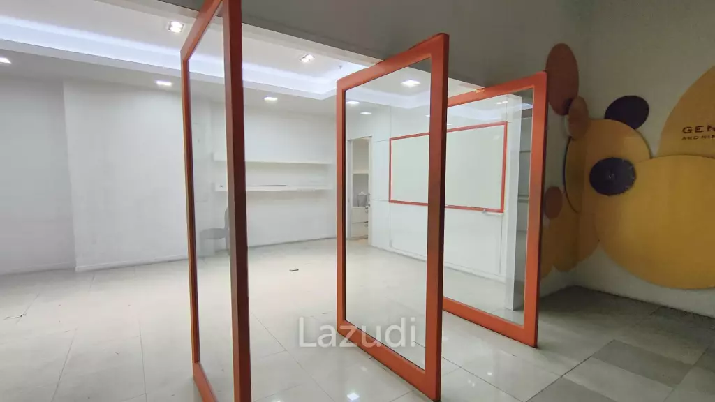 Ultra Prime Location Office Space for rent at Ploenchit