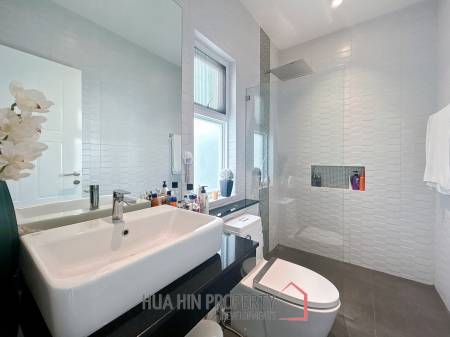 Aria Hua Hin: Modern 3-Bedroom Villa with Pool