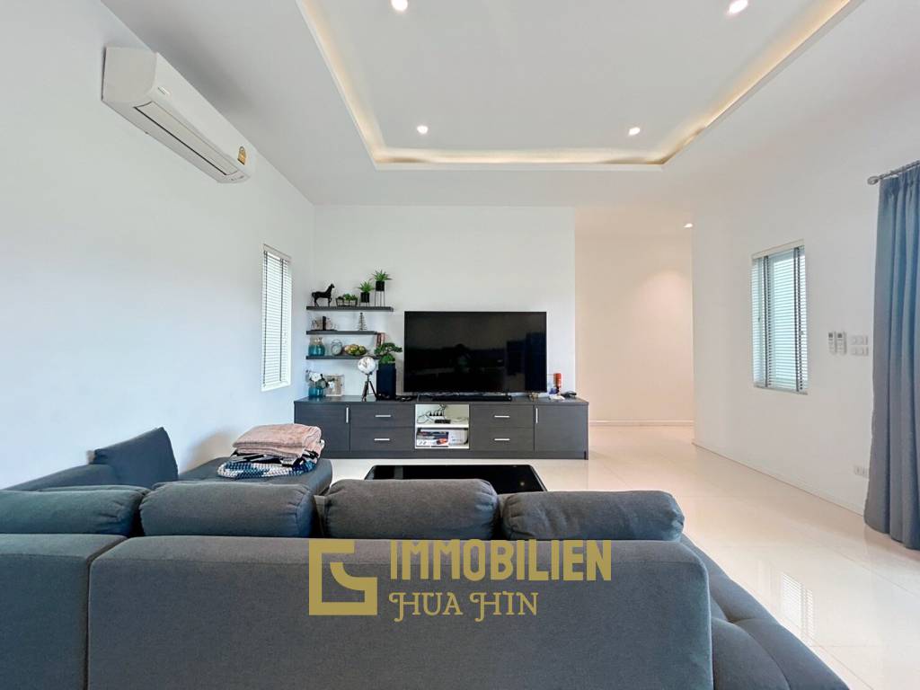 Aria Hua Hin: Modern 3-Bedroom Villa with Pool