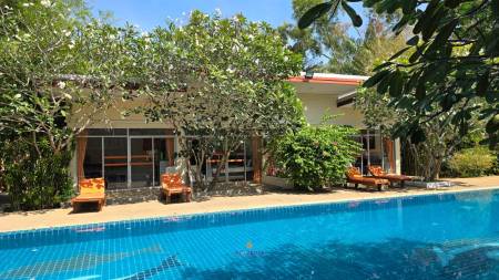 Pool Access 1-Bedroom For Rent At Phuket Sea Resort