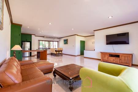 Large renovated 2/3 bedrooms condo in Palm Hills with golf membership.