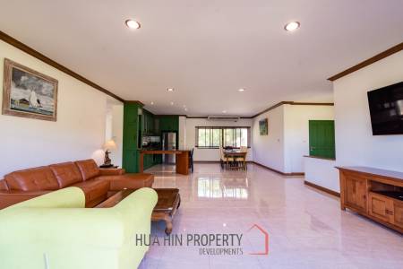 Large renovated 2/3 bedrooms condo in Palm Hills with golf membership.