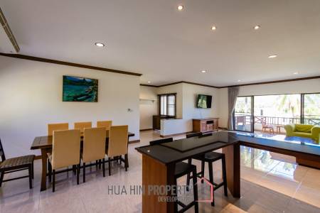Large renovated 2/3 bedrooms condo in Palm Hills with golf membership.