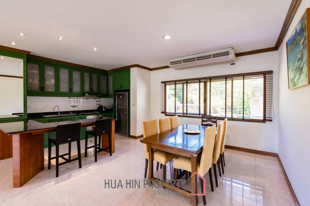Large renovated 2/3 bedrooms condo in Palm Hills with golf membership.