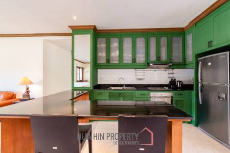 Large renovated 2/3 bedrooms condo in Palm Hills with golf membership.