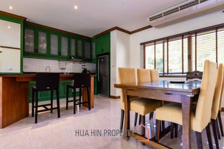 Large renovated 2/3 bedrooms condo in Palm Hills with golf membership.