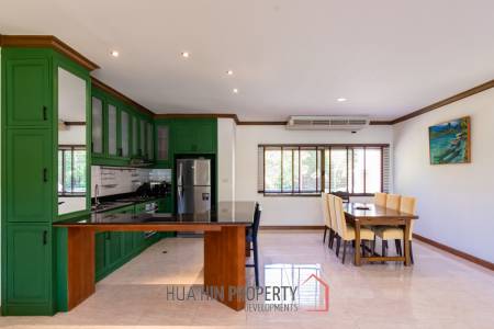 Large renovated 2/3 bedrooms condo in Palm Hills with golf membership.